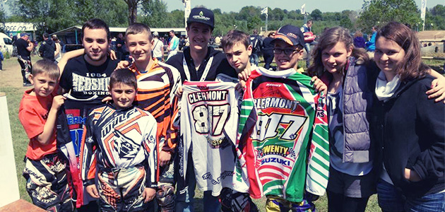 Jason CLERMONT entouré par quelques uns de ses jeunes supporters. Photo Remi Cormier (Facebook)