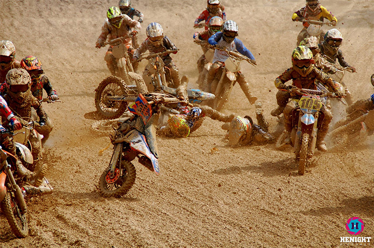 Légères difficultés pour les jeunes pilotes du MX Master Kids 2014... Photo Henight Pictures