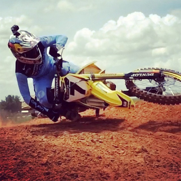 James Stewart dans son art préféré, l'effleurage de terre... Photo Motocross Action