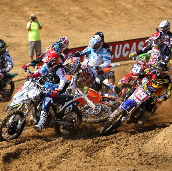 Marvin Musquin chute au départ de la 2ème manche de Budds Creek 2014. Il repartira bon dernier pour revenir 15ème. Photo Mxptv/Intagram