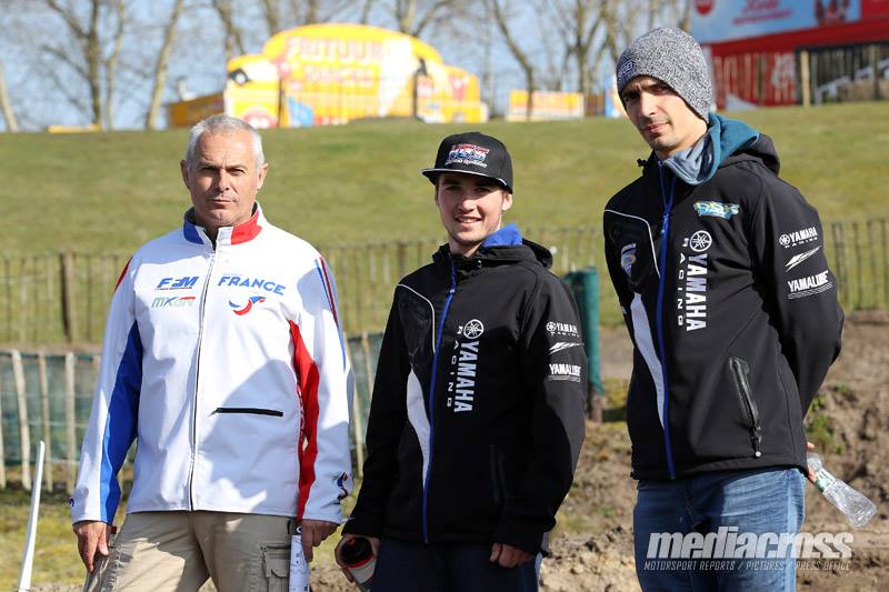 Mathys Boisramé (au centre) entouré de Pascal Finot et son coéquipier chez Yamaha Tip Top, Milko Potisek. Photo Mediacross